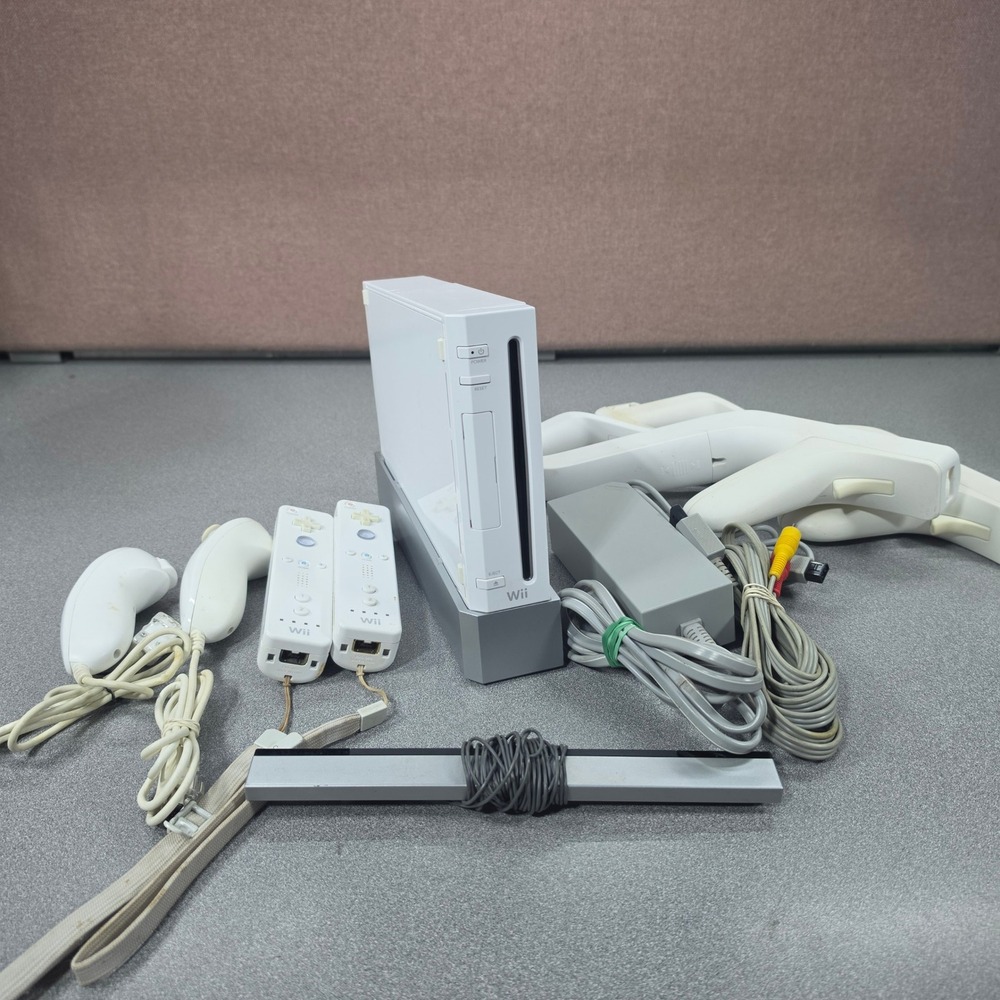 Nintendo Wii Console Bundle RVL-001 White Good 2 Remotes Nunchuks Zappers Stand